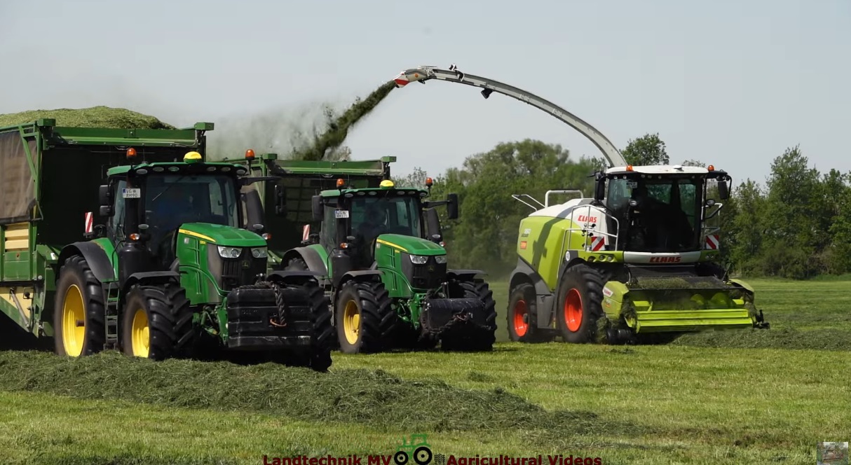 Erster Schnitt Mit Zwei Claas Jaguar 980 950 Vier Traktoren Mit Claas