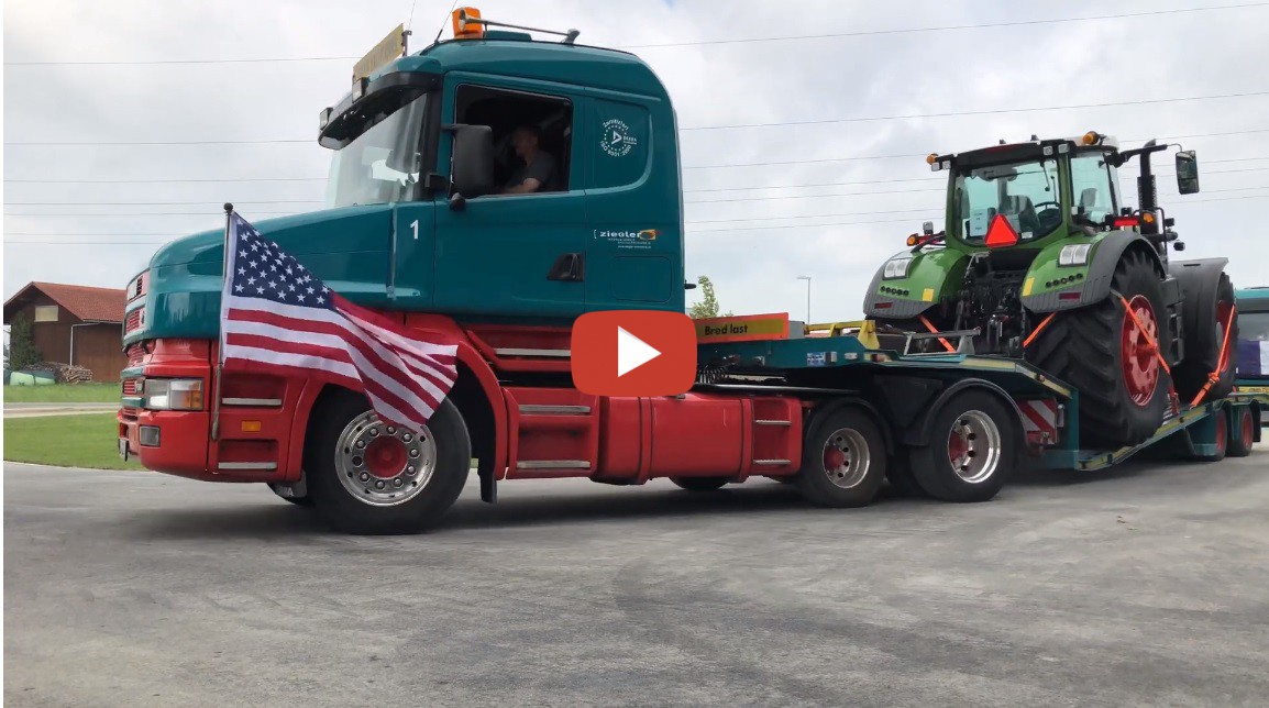 Ein Konvoi mit 50 neuen Fendt 900erTraktoren ist am 2. Juli 2019 vom Werk Marktoberdorf