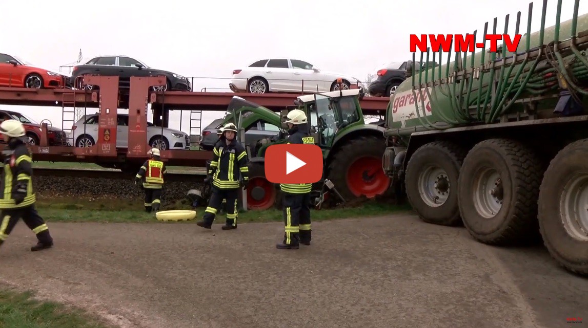 Zug Prallt Gegen Den Traktor Und Schiebt Diesem Vom Bahnübergang ...