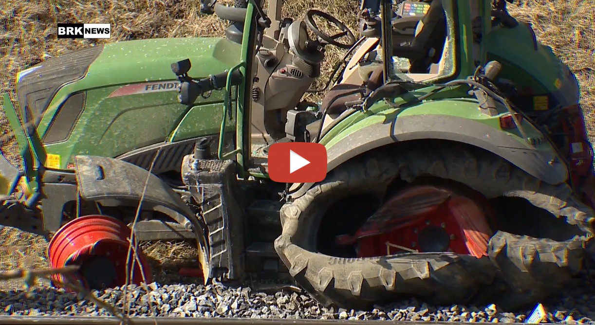 BRK News Niederglatt ZH Traktor stürzt auf Gleise Bei einem Unfall mit einem Traktor hat