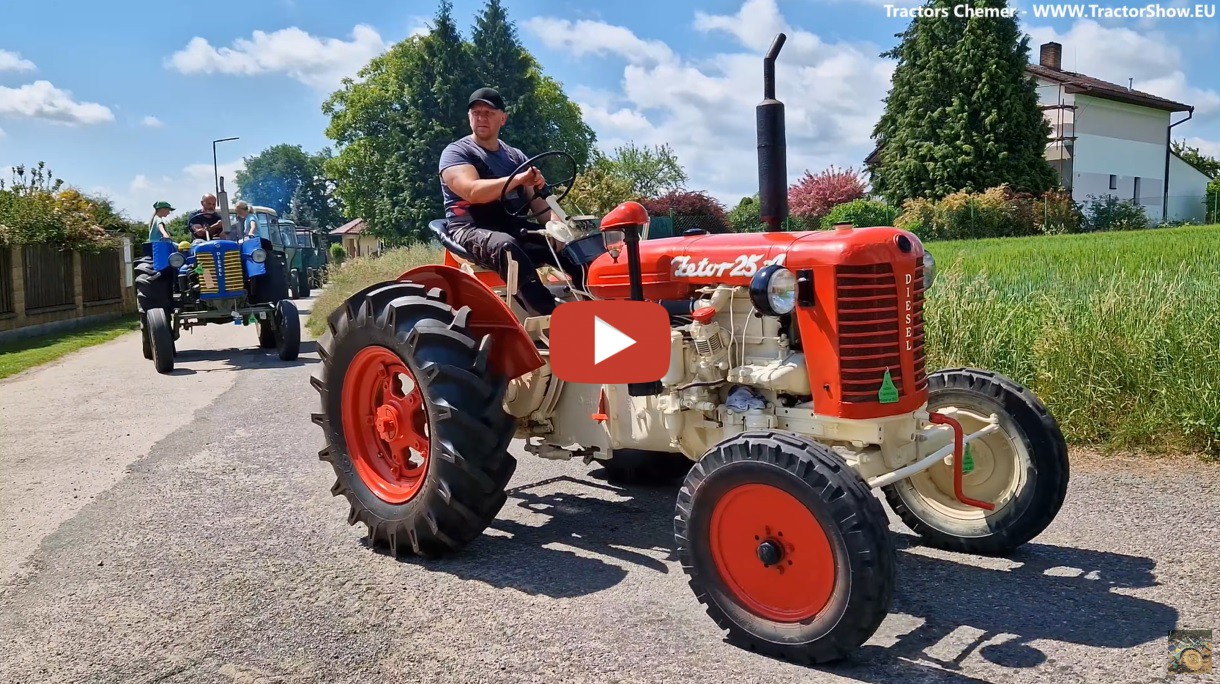 Traktorparade in der Slowakei mit vielen osteuropäischen Traktoren